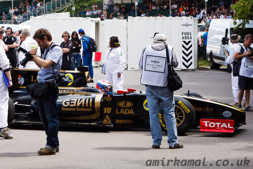 2009, 2.4l V8, ex-Fernando Alonso, repainted in 2011 Lotus Renault colours and driven by Vitaly Petrov